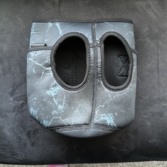 HydroJug Pro Sleeve in black marble - Picture 2 of 4